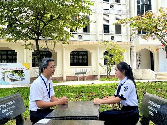 TS Nguyễn Văn Hùng - Phó Hiệu trưởng Trường THPT chuyên Khoa học Huế trò chuyện với em Bảo Châu về những định hướng của em.