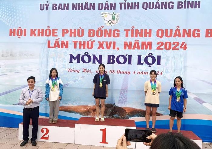 Em Trần Huy Bảo Châu đạt nhiều huy chương tại các giải bơi toàn quốc. (Ảnh: NVCC)