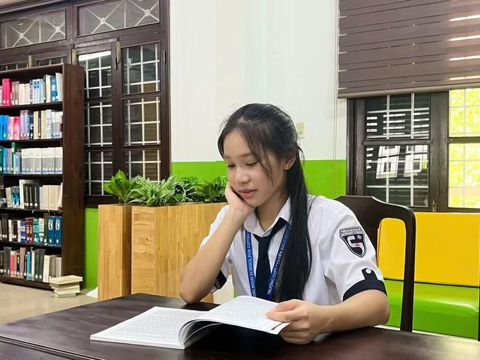 Em chăm chỉ đọc sách, tìm hiểu các kiến thức tại Thư viện trường.