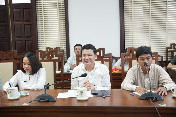 Ông Hoàng Hải Minh, Phó Chủ tịch Thường trực UBND TP Huế (giữa) phát biểu tại buổi làm việc.