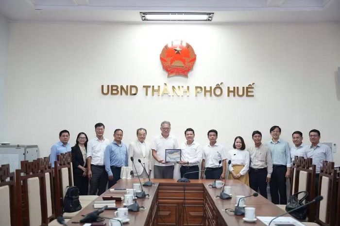 Đại diện 2 bên chụp ảnh lưu niệm cuối buổi làm việc.