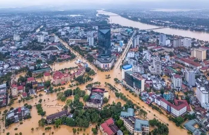 TP Huế chìm trong nước lũ lớn trong các trận lũ liên tiếp cuối năm 2025.