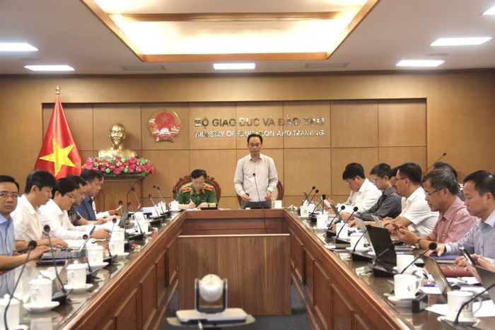 Bộ trưởng Hoàng Minh Sơn; Thiếu tướng Nguyễn Ngọc Cương chủ trì điểm cầu Bộ GD&ĐT.