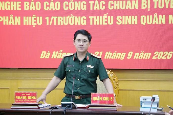 Thiếu tướng Phan Đại Nghĩa, Phó Tư lệnh kiêm Tham mưu trưởng Quân khu 5 chủ trì Hội nghị. Ảnh: Kiều Linh