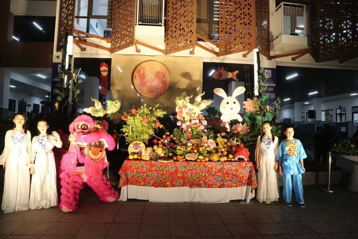Giáo viên, học sinh ghi lại hình ảnh tại góc trang trí mâm ngũ quả Tết trung thu của Trường THCS Giảng Võ.