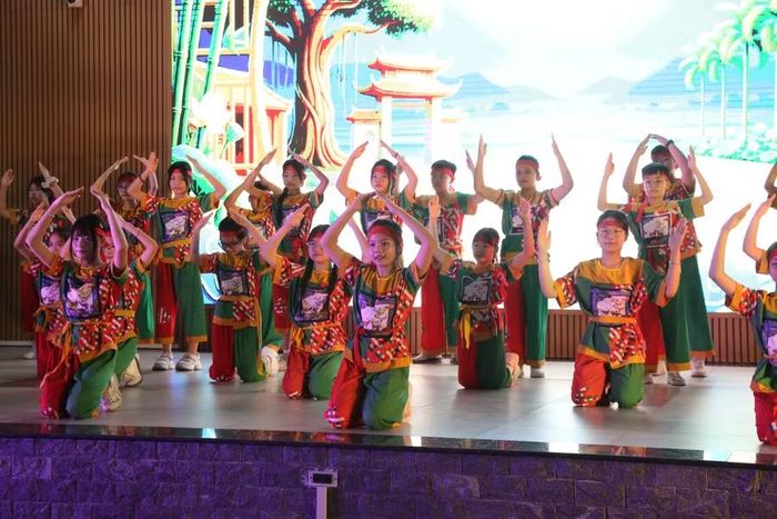 Học sinh tham gia tiết mục văn nghệ tại chương trình.