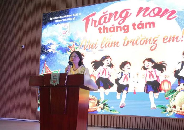Nhà giáo Tô Thị Hải Yến - Hiệu trưởng Trường THCS Giảng Võ chia sẻ với học sinh.