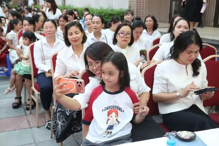 Phụ huynh cùng em nhỏ lưu lại hình ảnh tại chương trình.