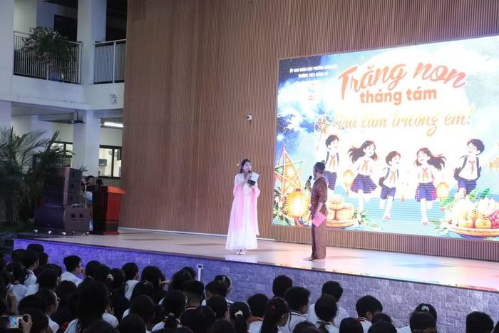 MC trong vai "chú Cuội và chị Hằng".