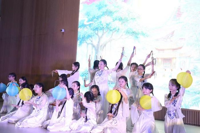 Chương trình với những tiết mục văn nghệ sôi động.