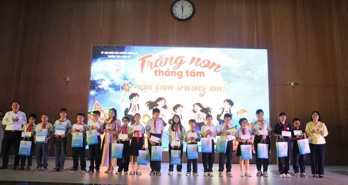 Ban giám hiệu trao quà cho các em học sinh.