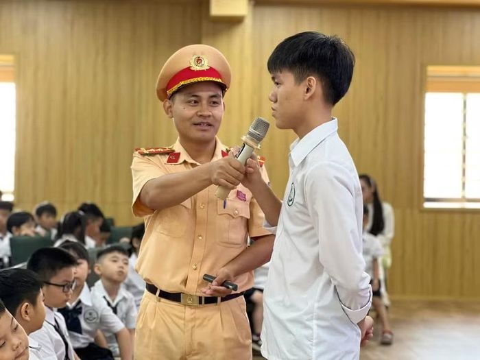 Đại úy Nguyễn Hữu Tuấn đưa ra nhiều câu hỏi tình huống cho các em học sinh trả lời.