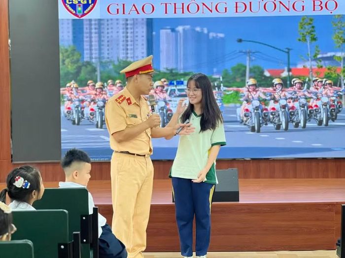 Học sinh Thủ đô được trang bị những kiến thức về An toàn giao thông bổ ích.