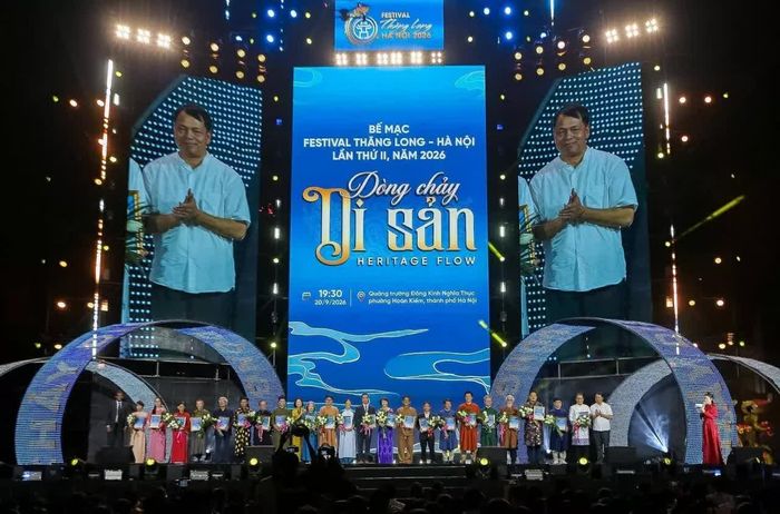 Ban Tổ chức vinh danh những đơn vị, cá nhân tham gia Festival Thăng Long - Hà Nội 2026. (Ảnh: Khánh Huy)