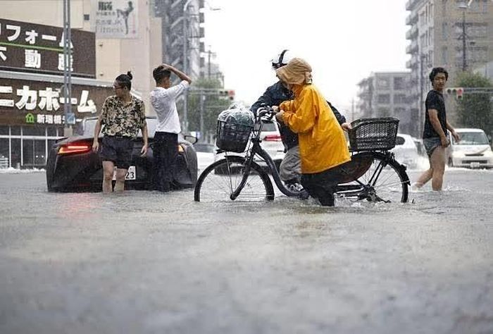 Người dân lội qua một tuyến phố ngập nước ở thành phố Nagoya, tỉnh Aichi, miền Trung Nhật Bản, ngày 8/9. (Nguồn: Getty Images)