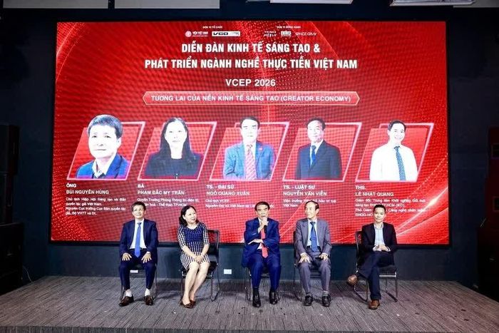 Các lãnh đạo và chuyên gia chia sẻ tham luận về khung pháp lý cho nhà sáng tạo nội dung, KOL/KOC tại Diễn đàn. (Nguồn: BTC)