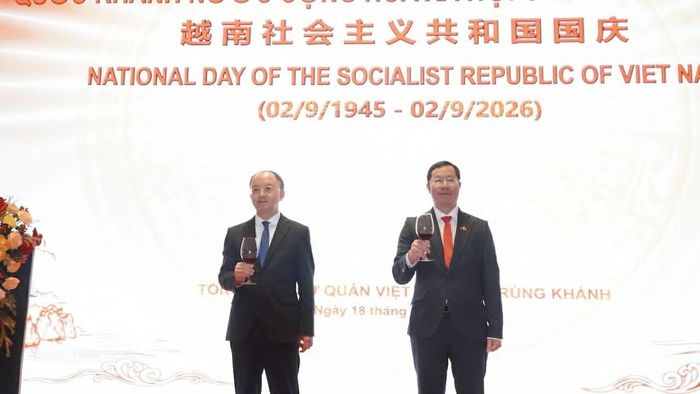 Tổng Lãnh sự Bùi Nguyên Long và đồng chí Hoàng Mậu Quân nâng ly chúc mừng tại sự kiện. (Nguồn: Tổng Lãnh sự quán Việt Nam tại Trùng Khánh)