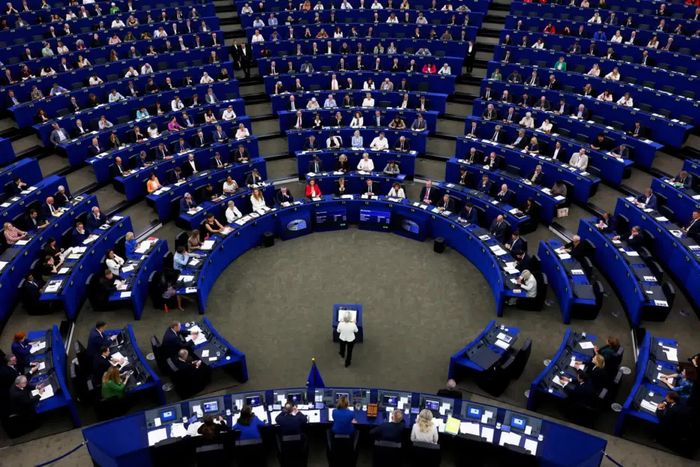  Chủ tịch Ủy ban châu Âu (EC) Ursula von der Leyen phát biểu Thông điệp Liên minh châu Âu (EU) tại Nghị viện châu Âu ở Strasbourg, Pháp, ngày 16/9. Trong bài phát biểu, người đứng đầu EC đề xuất xây dựng một cơ chế an ninh tương tự Tổ chức Hiệp ước Bắc Đại Tây Dương (NATO) nhằm phối hợp ứng phó ở cấp độ toàn EU trước các vụ xâm nhập bằng máy bay không người lái, hành động phá hoại và tấn công mạng. Bên cạnh đó, nhà lãnh đạo châu Âu kêu gọi kiểm soát tốc độ phát triển các mô hình trí tuệ nhân tạo (AI) tiên tiến nhằm hạn chế những rủi ro an ninh mạng ngày càng gia tăng. Về vấn đề di cư, Chủ tịch Ursula von der Leyen cho biết, EU sẽ đề xuất một khuôn khổ khẩn cấp nhằm ngăn chặn tình trạng dòng người di cư đổ vào khối với quy mô lớn và đột ngột. Đồng thời, chính trị gia người Đức đề xuất cấm hoàn toàn trẻ em dưới 13 tuổi sử dụng mạng xã hội, trong khi nhóm 13-15 tuổi chỉ được sử dụng các “tài khoản nhỏ” do cha mẹ thiết lập và giám sát. (Nguồn: CNN) 