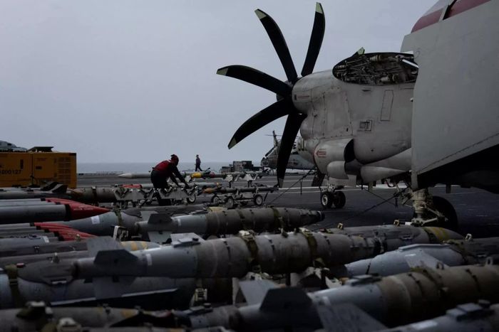  Một thủy thủ Mỹ xử lý đạn dược trên boong tàu sân bay USS George Washington tại biển Arab. Hình ảnh được ghi lại trong bối cảnh xung đột Mỹ-Iran tiếp tục gây sức ép lên năng lực quân sự và kinh tế của Nhà Trắng. Theo báo cáo của Văn phòng Ngân sách quốc hội Mỹ (CBO), chi phí của cuộc xung đột đã lên tới ít nhất 38 tỷ USD. Trong khi đó, việc bổ sung kho tên lửa phòng thủ có thể mất tới 5 năm. Trước những yêu cầu ngày càng lớn về nguồn lực, Tổng thống Mỹ Donald Trump đã chỉ đạo quân đội duy trì lực lượng tại Trung Đông đến cuối năm, nhằm bảo đảm khả năng sẵn sàng ứng phó với các diễn biến mới. Washington cũng đang tham vấn các đồng minh trong khu vực về tình hình an ninh và những bước đi phù hợp trong thời gian tới. (Nguồn: The Guardian) 