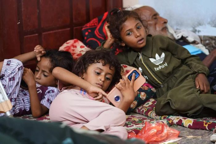  Người dân Yemen phải di dời đi qua khu vực lều tạm tại Aden sau khi rời thành phố Al Khawkhah và Mokha do căng thẳng quân sự. Hàng nghìn gia đình Yemen đã phải rời bỏ nhà cửa và tìm nơi trú ẩn mới khi xung đột gia tăng dọc các khu vực ven Biển Đỏ. Nhiều người di chuyển về phía những vùng đồi cao và thành phố Taiz. Người dân tại Aden cũng mở cửa đón các gia đình phải di dời. Theo Tổ chức Di cư quốc tế (IOM), ít nhất 76.000 người đã phải rời bỏ nơi ở kể từ tháng 7 khi tình hình an ninh diễn biến phức tạp. Tại các điểm trú ẩn ở Aden, nhiều gia đình chỉ kịp mang theo một số vật dụng thiết yếu khi rời khỏi nhà. Thậm chí, trẻ em và người cao tuổi phải nghỉ ngơi trong những căn phòng chật hẹp, với điều kiện sinh hoạt còn nhiều thiếu thốn. (Nguồn: NBC News) 
