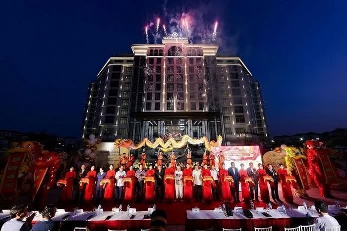 Các vị đại biểu cắt băng khánh thành.