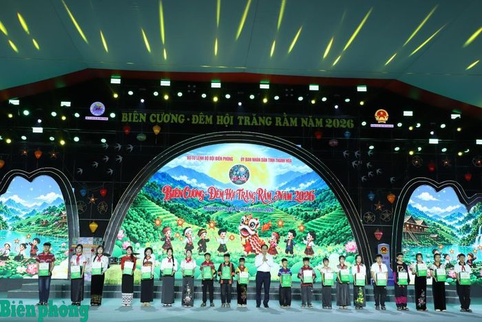 Tại chương trình, nhiều phần quà, học bổng đã được trao đến với các cháu thiếu nhi. Trong ảnh: Phó Thủ tướng Chính phủ Lê Tiến Châu trao quà, học bổng tặng các em học sinh thuộc Chương trình “Nâng bước em tới trường - Con nuôi đồn Biên phòng”. Ảnh: Tuấn Kiệt