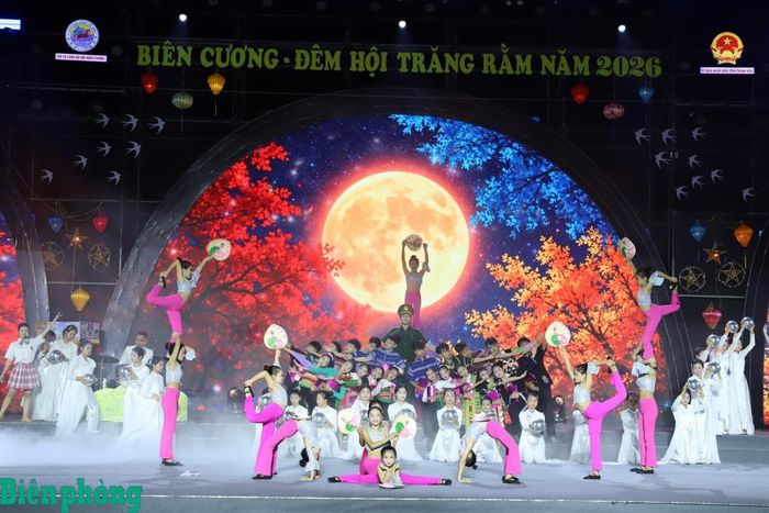 Các tiết mục nghệ thuật đặc sắc mang đến cho các em nhỏ nhiều cung bậc cảm xúc trong đêm hội Trung thu. Ảnh: Ngọc Lâm