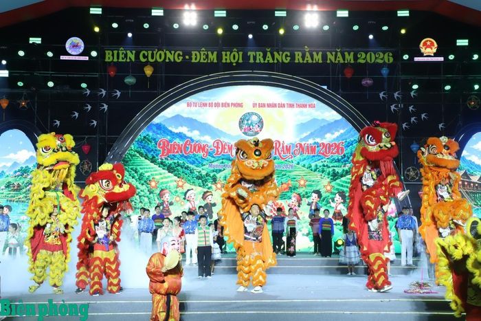 Giữa sắc màu lung linh của đêm hội, tiếng trống lân hòa cùng tiếng cười trẻ thơ tạo nên một Trung thu ấm áp, rộn ràng nơi biên cương. Ảnh: Ngọc Lâm