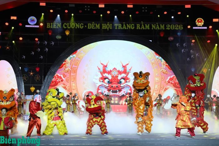 Sân khấu đêm hội rộn ràng với những tiết mục mở màn sôi động, nhiều sắc màu. Ảnh: Ngọc Lâm