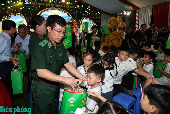 Thiếu tướng Vũ Quốc Ân, Phó Chính ủy Bộ đội Biên phòng tặng quà các cháu thiếu nhi tham gia chương trình. Ảnh: Tuấn Kiệt