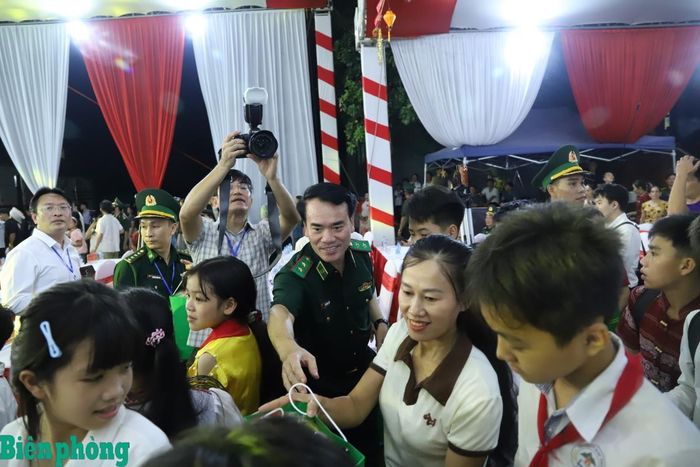 Trung tướng Vũ Trung Kiên tặng quà các cháu thiếu nhi tham gia chương trình. Ảnh: Ngọc Lâm