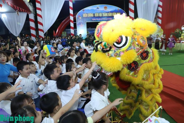 Các em thiếu nhi hòa mình trong những giai điệu vui tươi bên các chú lân. Ảnh: Tuấn Kiệt