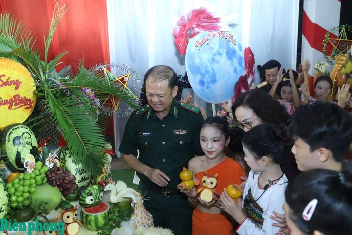 Trung tướng Nguyễn Anh Tuấn, Bí thư Đảng uỷ, Chính uỷ Bộ đội Biên phòng cùng vui phá cỗ Trung thu với các cháu thiếu nhi. Ảnh: Ngọc Lâm