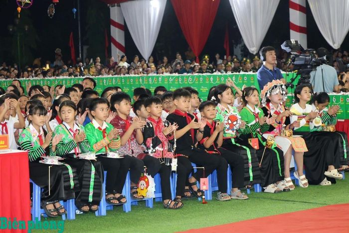 Ánh mắt háo hức của các em thiếu nhi khi đón xem những tiết mục đặc sắc tại đêm hội. Ảnh: Tuấn Kiệt