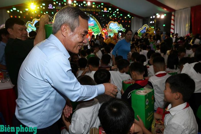 Đồng chí Lê Đức Thái tặng quà các cháu thiếu nhi tham gia chương trình. Ảnh: Tuấn Kiệt