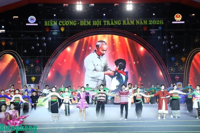Ca khúc ngợi ca tình yêu của Bác Hồ dành cho thiếu niên, nhi đồng làm đêm hội thêm ấm áp, giàu cảm xúc. Ảnh: Tuấn Kiệt