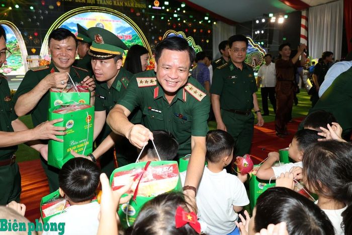 Thượng tướng Nguyễn Trường Thắng, Ủy viên Ban Chấp hành Trung ương Đảng, Ủy viên Thường vụ Quân ủy Trung ương, Thứ trưởng Bộ Quốc phòng tặng quà các cháu thiếu nhi tham gia chương trình. Ảnh: Tuấn Kiệt