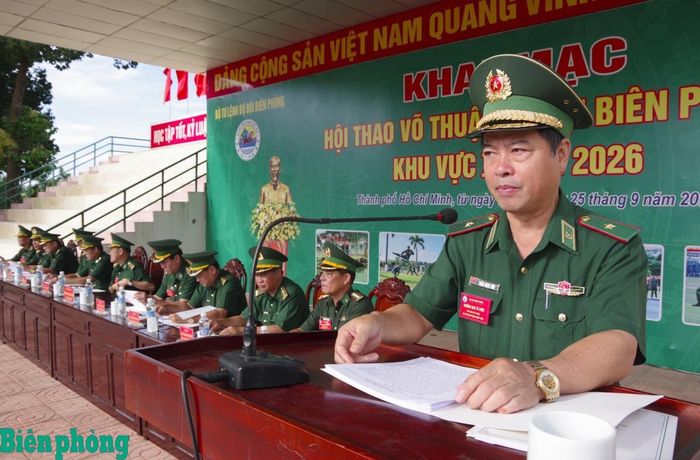 Thiếu tướng Trần Ngọc Hữu, Phó Tư lệnh Bộ đội Biên phòng, Trưởng Ban Tổ chức Hội thao Võ thuật Bộ đội Biên phòng khu vực II năm 2026 phát biểu khai mạc. Ảnh: Lê Khoa