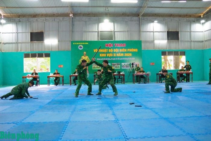 Các vận động viên thực hiện phần thi phân thế võ thể dục bài 2. Ảnh: Quang Anh