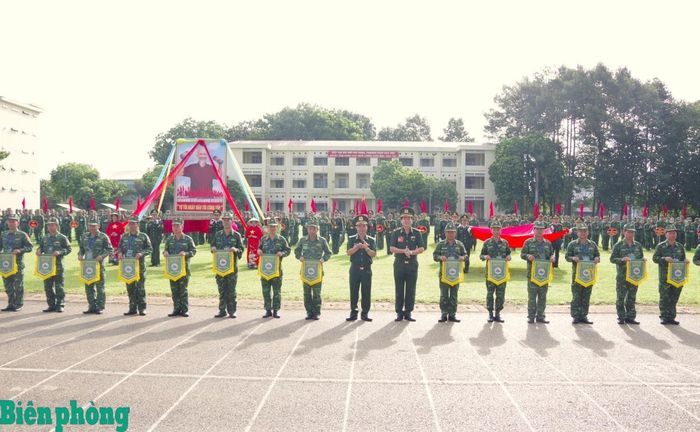 Thiếu tướng Trần Ngọc Hữu, Phó Tư lệnh Bộ đội Biên phòng và Đại tá Trần Văn Le, Phó Tham mưu trưởng Bộ đội Biên phòng trao cờ lưu niệm cho các đoàn vận động viên tham gia Hội thao Võ thuật Bộ đội Biên phòng khu vực II năm 2026. Ảnh: Lê Khoa