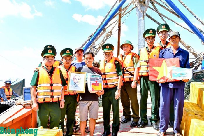 Cán bộ, chiến sĩ Bộ đội Biên phòng thành phố Cần Thơ kiểm tra, kiểm soát, tuyên truyền phòng, chống khai thác IUU kết hợp tặng cờ Tổ quốc, ảnh Bác Hồ và tủ thuốc Biên phòng cho các chủ phương tiện, thuyền viên đang khai thác thủy, hải sản trên biển. Ảnh: Văn Long