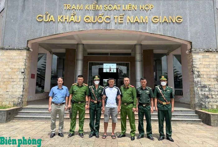 Lực lượng chức năng tiếp nhận Nguyễn Văn Mạnh tại cửa khẩu quốc tế Nam Giang. Ảnh: Trúc Hà