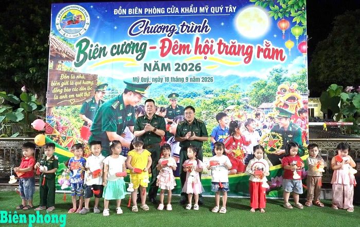 Đại diện Đồn Biên phòng cửa khẩu Mỹ Quý Tây, Bộ đội Biên phòng tỉnh Tây Ninh trao quà cho các em nhỏ trên địa bàn biên giới. Ảnh: Đinh Quân