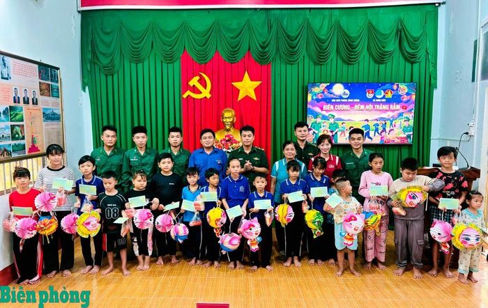Đại diện Đồn Biên phòng Sông Trăng, Bộ đội Biên phòng tỉnh Tây Ninh, Đoàn Thanh niên và chính quyền địa phương trao quà Trung thu tặng các em thiếu nhi xã Hưng Điền, tỉnh Tây Ninh. Ảnh: Đinh Quân