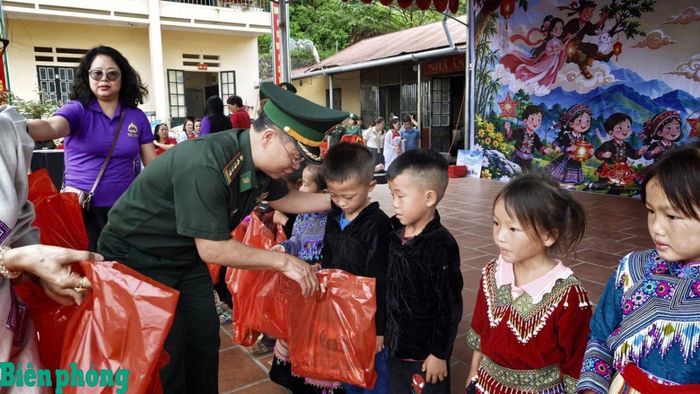 Lãnh đạo Bộ đội Biên phòng tỉnh Lào Cai tặng quà cho học sinh tại điểm Trường Dào Dần Sán, xã Si Ma Cai, tỉnh Lào Cai. Ảnh: Trung Dũng