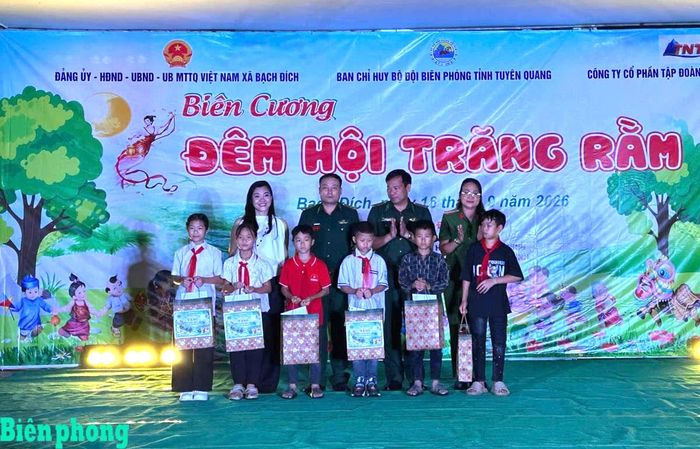 Lãnh đạo Ban Chỉ huy Bộ đội Biên phòng tỉnh Tuyên Quang cùng các nhà hảo tâm tặng quà cho con nuôi Đồn Biên phòng Bạch Đích. Ảnh: Tiến Thắng