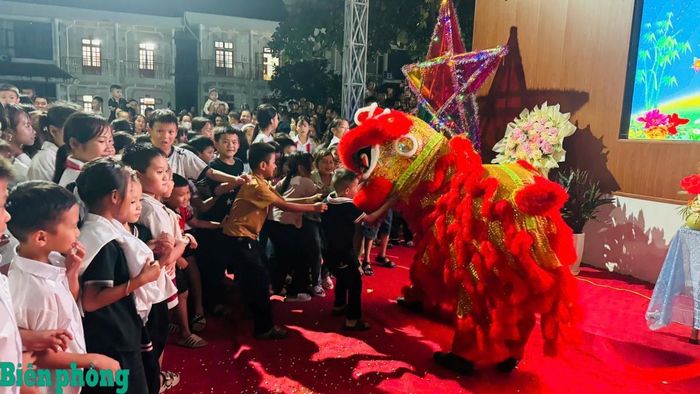 Tiết mục múa lân của cán bộ, chiến sĩ Bộ đội Biên phòng tỉnh Sơn La biểu diễn, tạo không khí vui tươi cho các em nhỏ trên địa bàn biên giới. Ảnh: Hoàng Trâu