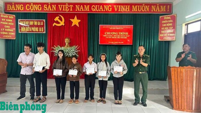 Cán bộ Đồn Biên phòng Ia O, Bộ đội Biên phòng tỉnh Gia Lai trao tặng quà cho các em có hoàn cảnh khó khăn trên địa bàn dịp Tết Trung thu. Ảnh: Thanh Bình