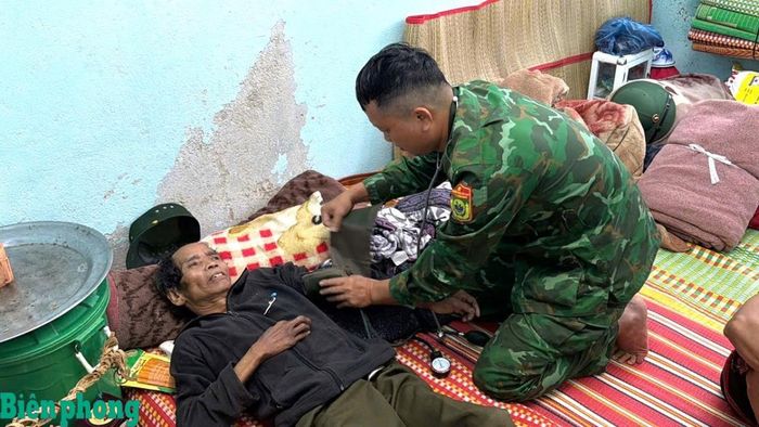 Quân y Đồn Biên phòng Ga Ry chăm sóc sức khỏe cho người dân phải di dời vì nguy cơ sạt lở. Ảnh: Trúc Hà