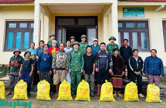 Đồn Biên phòng Ga Ry hỗ trợ gạo cho các gia đình tại khu tránh trú. Ảnh: Trúc Hà